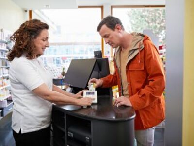 Mit der Gesundheitskarte in der Apotheke Mann löst E-Rezept in einer Apotheke ein