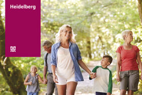 Eine durch den sonnendurchfluteten Wald spazierende Familie ziert den Titel des Diabetes Wegweisers Heidelberg.