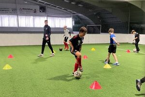 Kinder trainieren das Fußballspiel