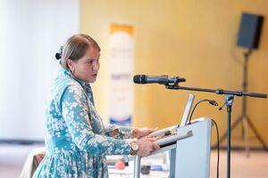 Helene Klein präsentiert in der Delegiertenversammlung
