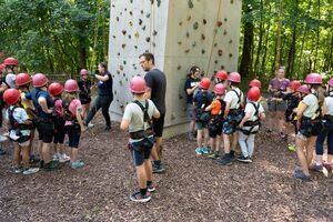 Einweisung am Kletterturm