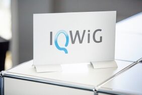 IQWiG-Schild auf Tresen