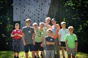 Gruppenfoto von Kindern mit Diabetes im Hochseilgarten