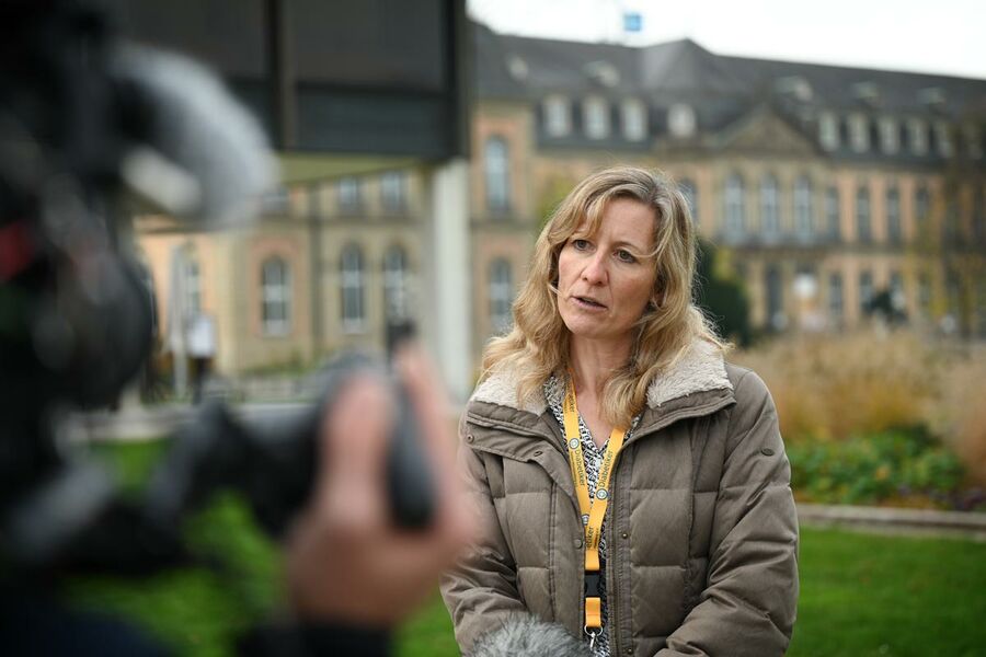 Anica Towae im Interview vor dem Stuttgarter Landtag.