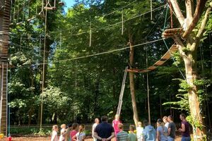 Eine Gruppe Kinder mit Diabetes bei der Einweisung im Hochseilgarten.