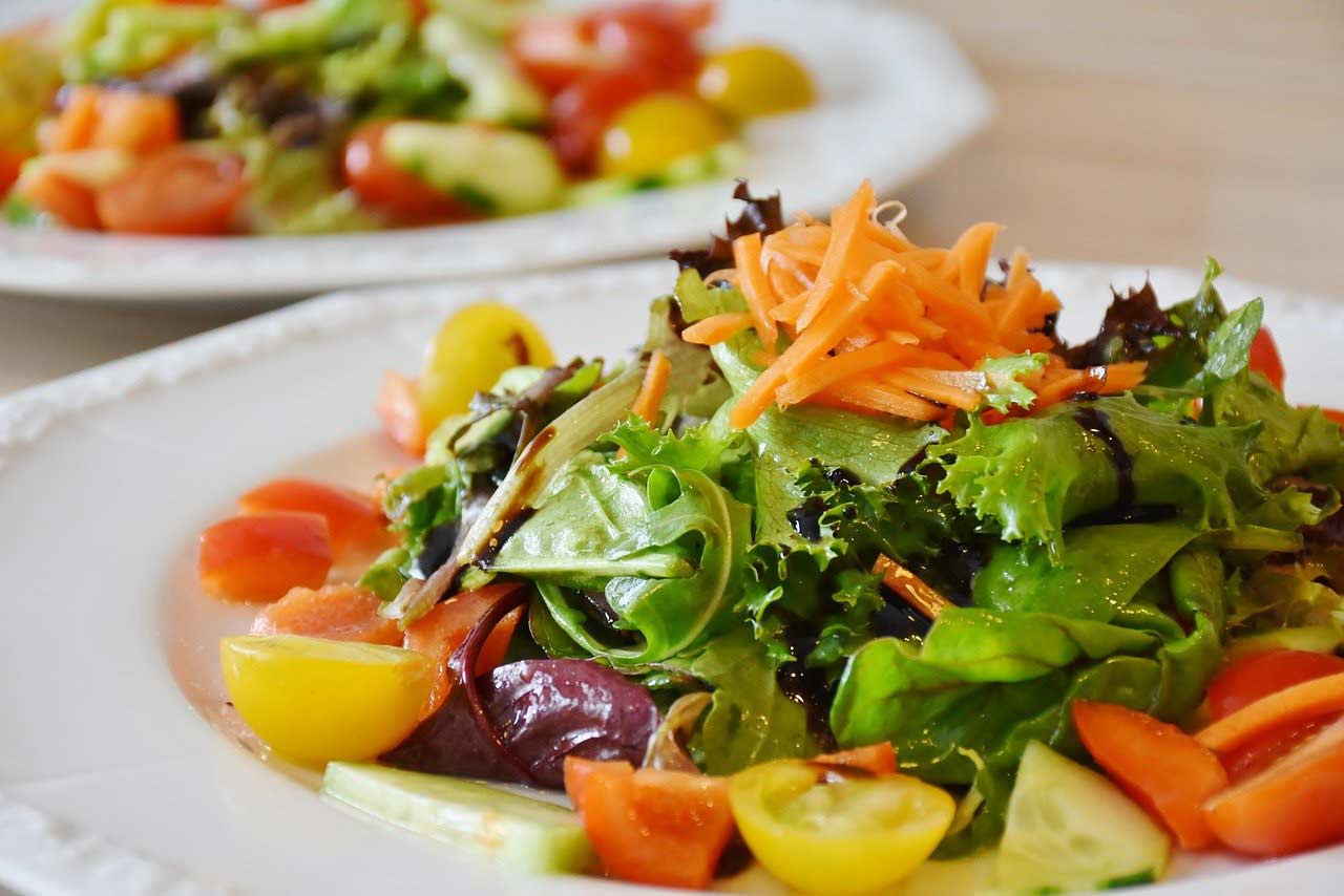 Bunter Salatteller mit allerlei Salat und Gemüse.