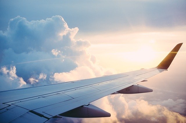 Flugzeug im Himmel mit Wolken im Hintergrund